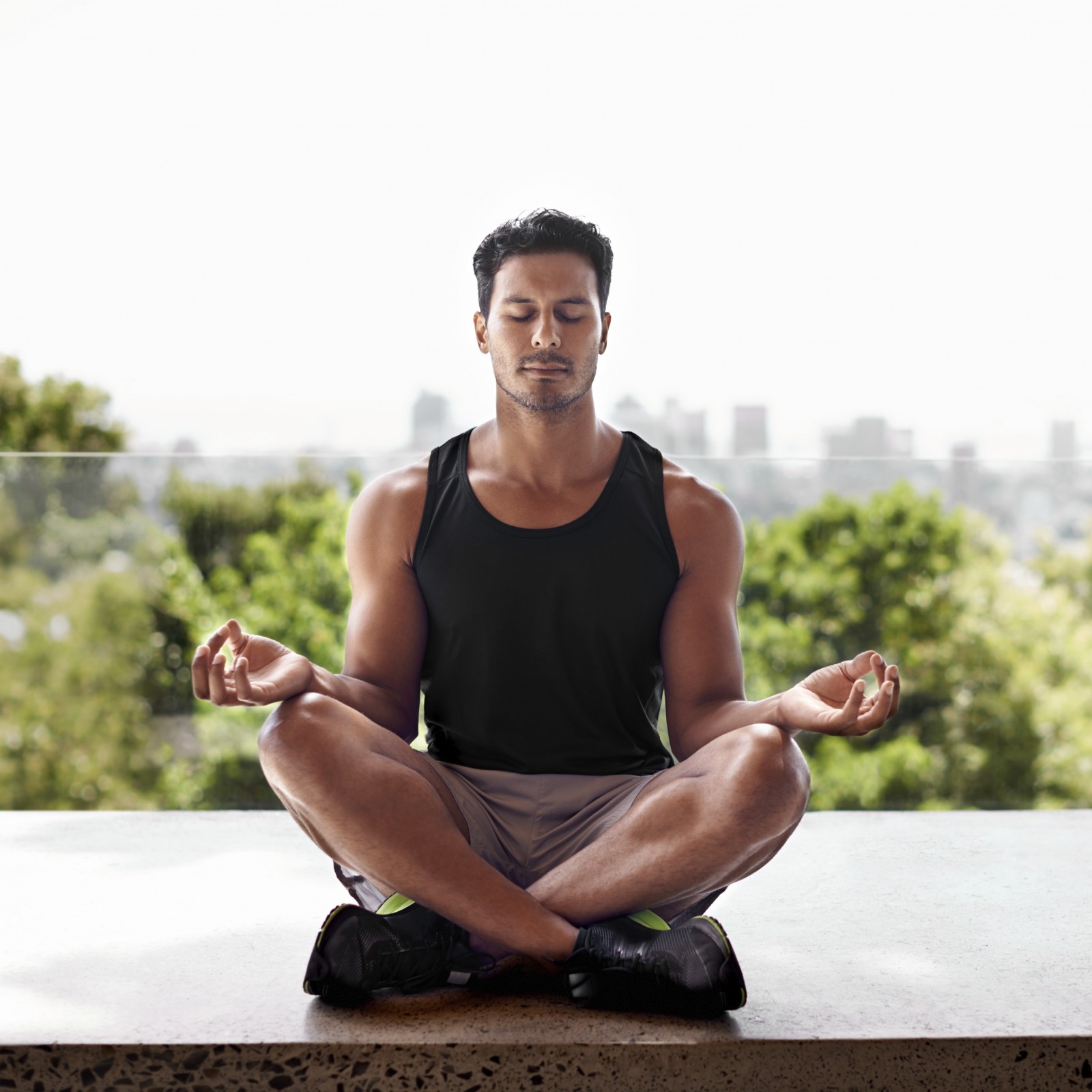 медитация в горах. красивый демон. накаченные мышцы. сильный внутренний мужчина. сильный внутренний мужчина.